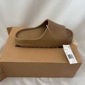 Adidas Yeezy Slide in Earth Brown